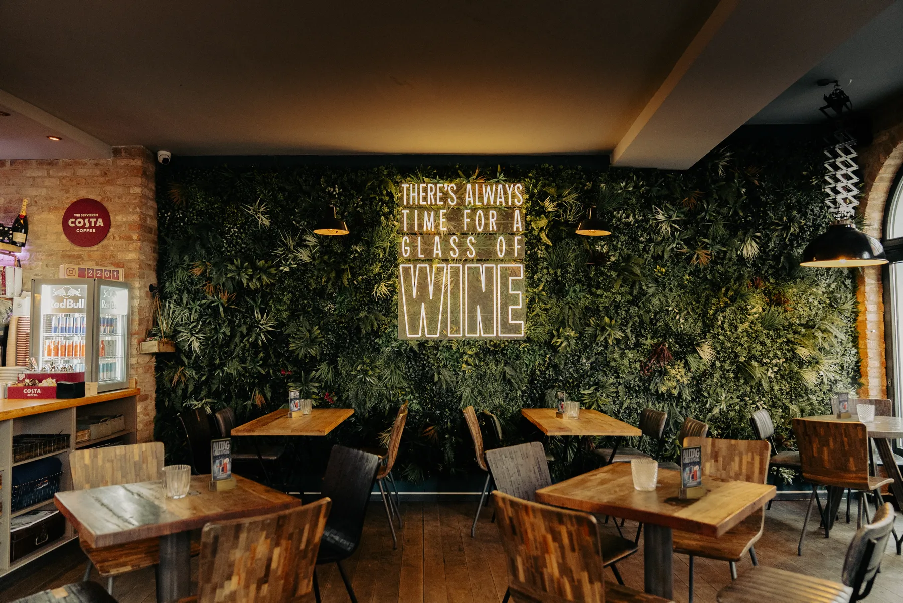 Wine Wall im August mit dem Schriftzug There's always time for a glass of wine
