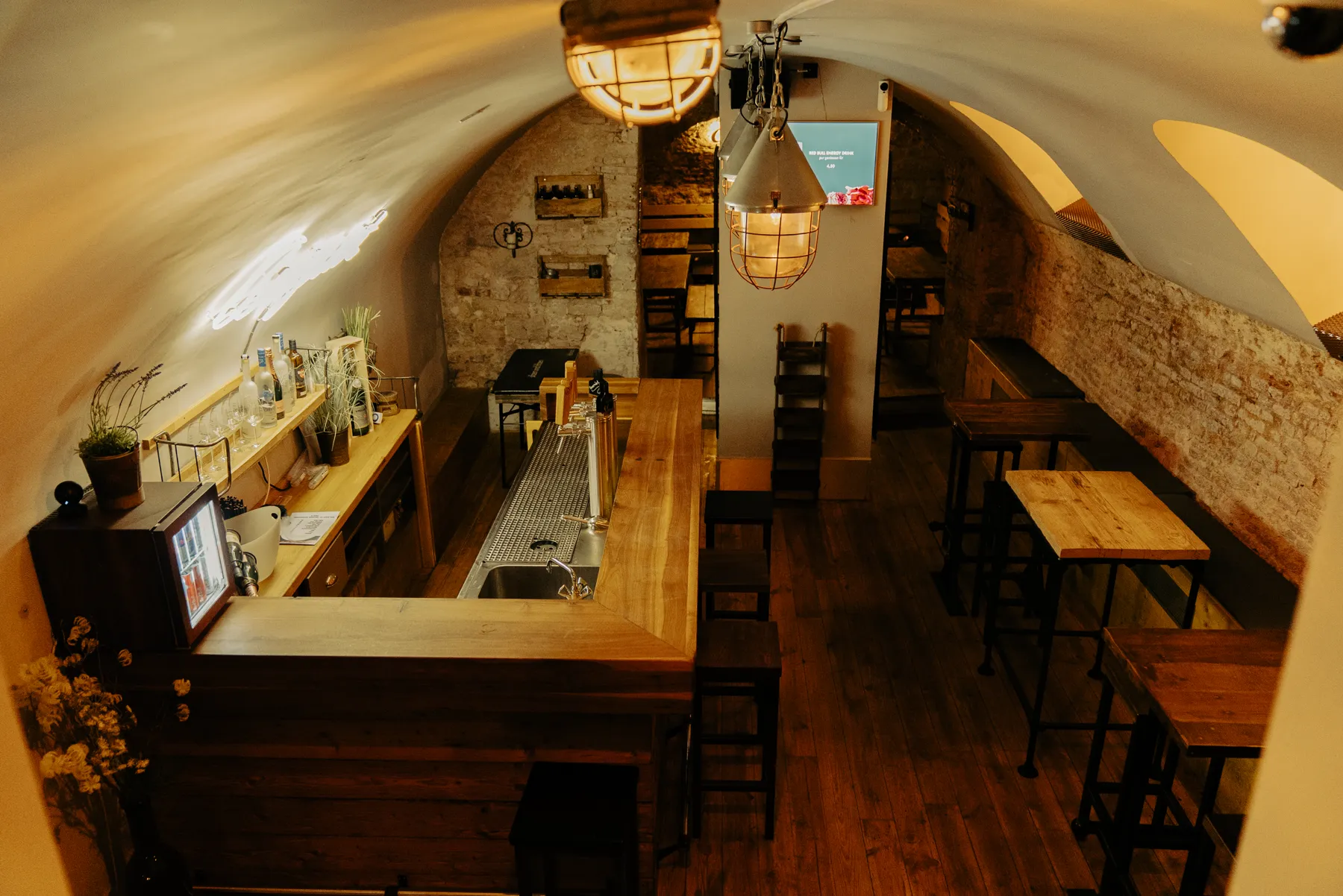 Bar im Gewölbekeller mit warmem Licht