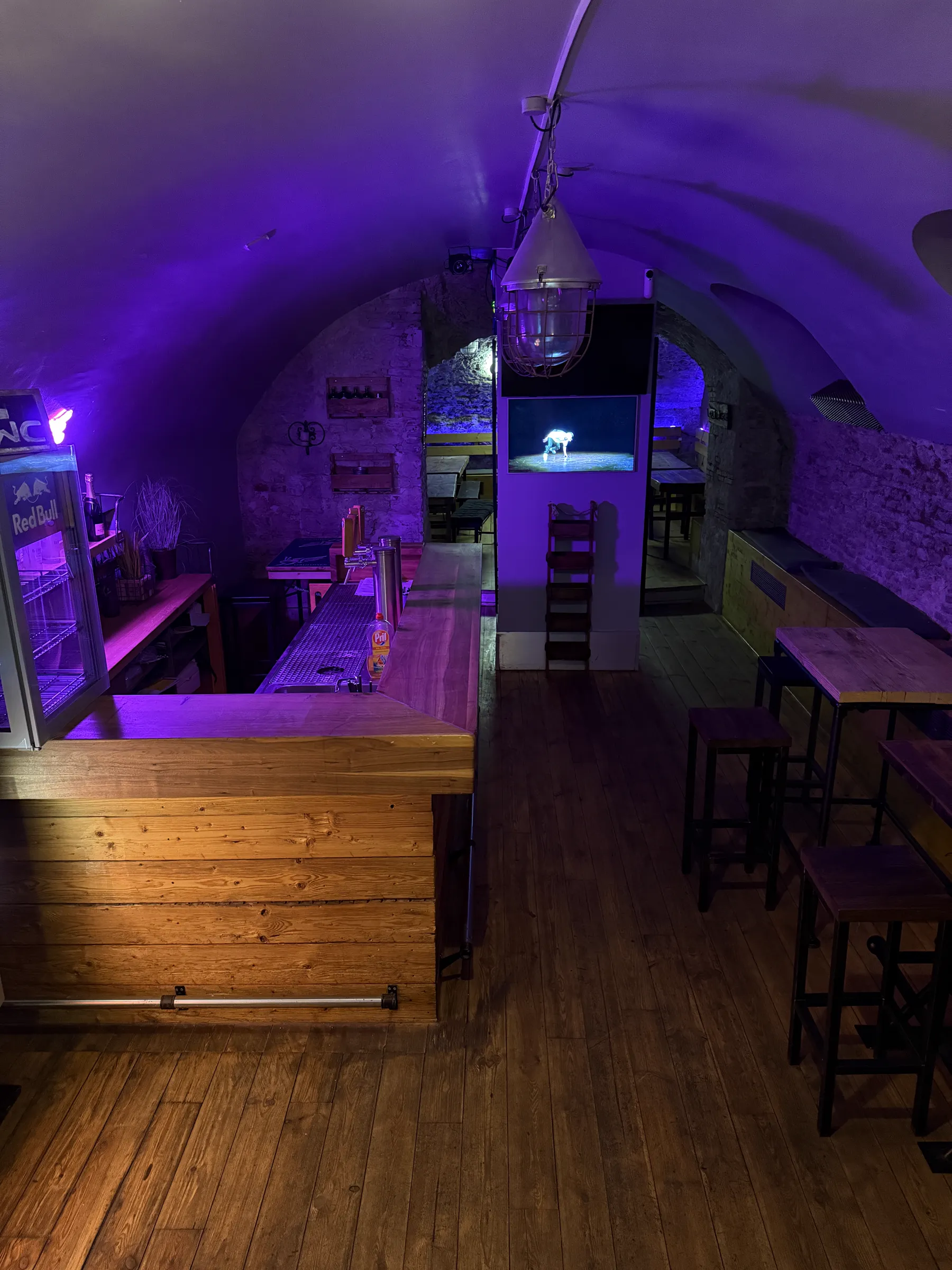 Gewölbekeller in violettem Licht mit Leinwand