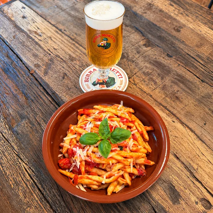 Fusilli Calabrese mit San-Marzano-Sugo und Basilikum