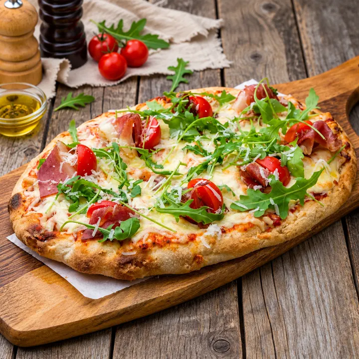 Pinsa mit luftgetrocknetem Schinken und Rucola